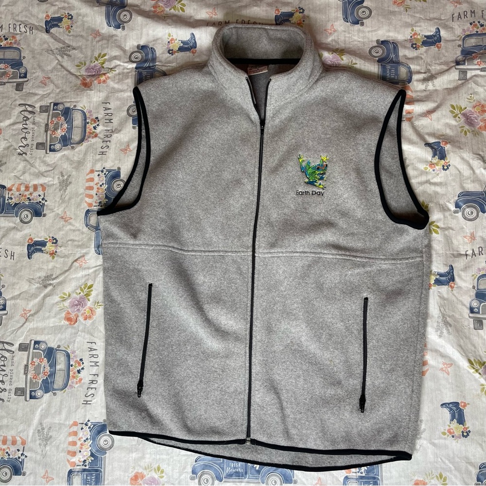 Round Trip Recycled Earth Day Embroidered Tree Frog Full Zip Fleece Vest XL NWOT